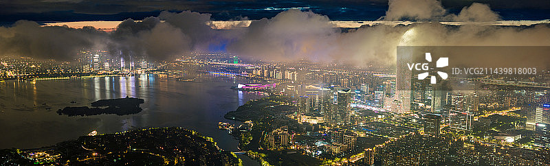 苏州工业园区，金鸡湖景区，云雾中的城市夜景航拍图片素材