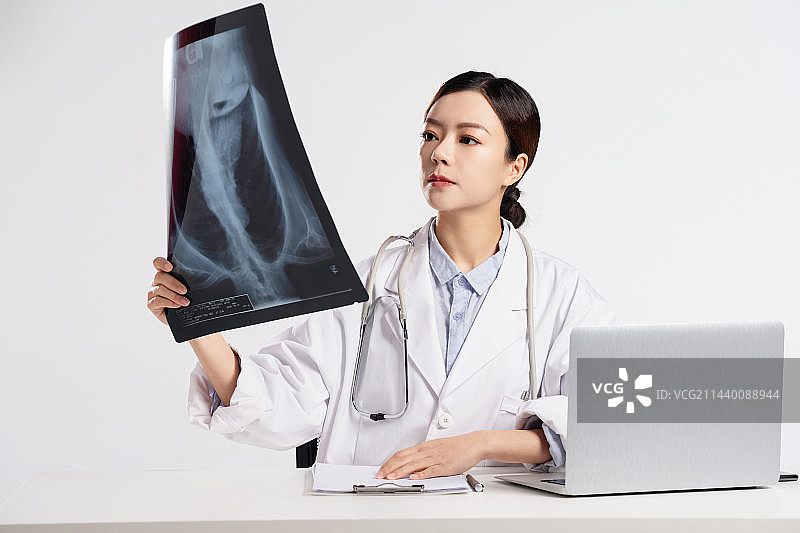 年轻女医生看X光片图片素材
