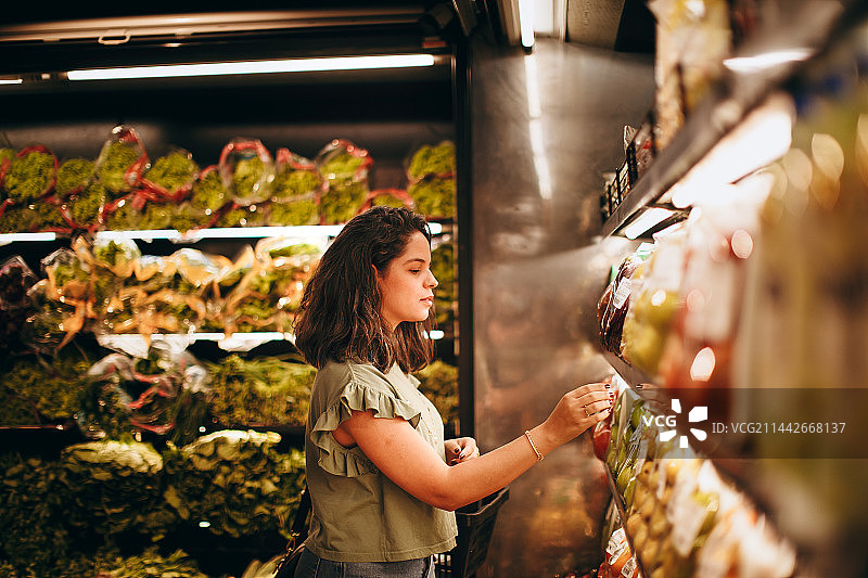 年轻女子在米纳斯吉拉斯州贝洛奥里藏特的农产品商店购买杂货图片素材