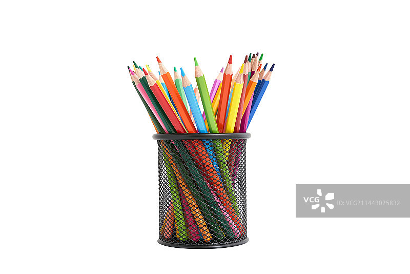 多个彩色铅笔放在笔筒和白色背景图片素材