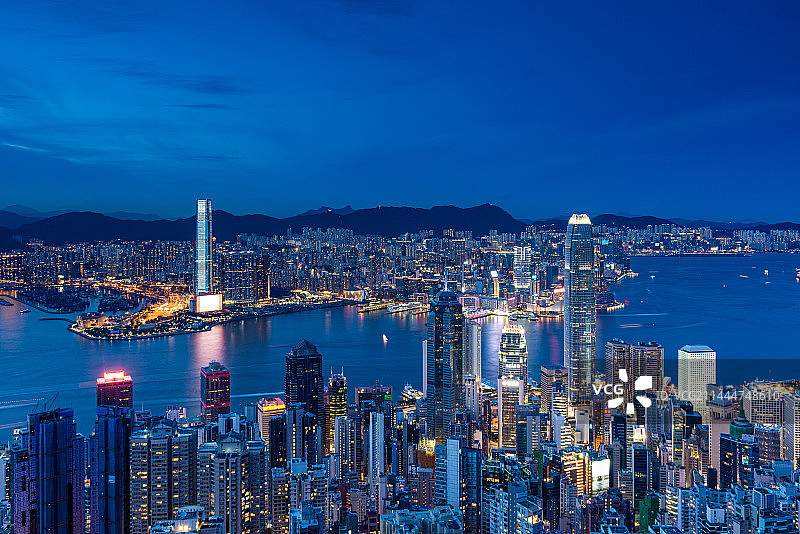香港中环与尖沙咀建筑亮灯繁荣夜景图片素材