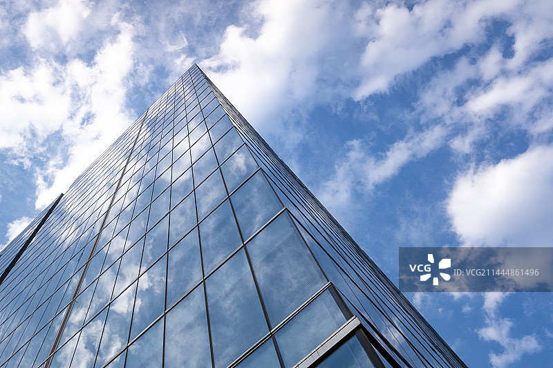 低视角摩天大楼建筑玻璃外立面反射蓝天白云图片素材