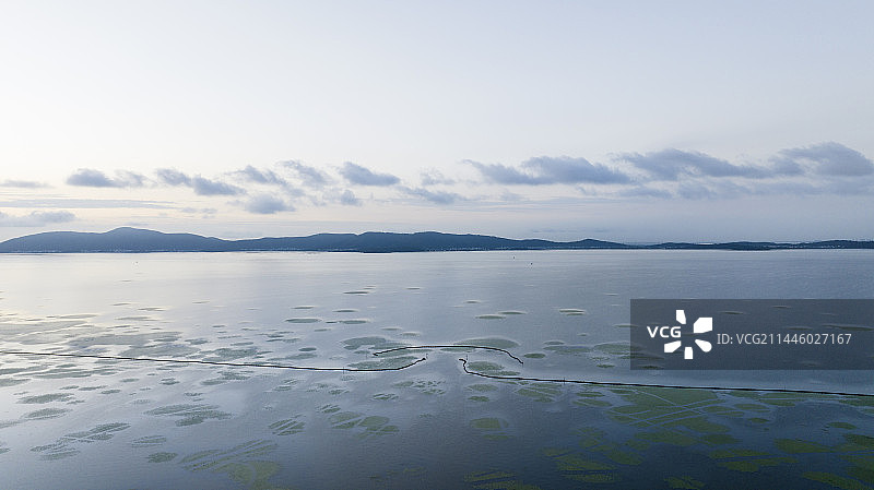 在苏州西山岛上看太湖日出图片素材