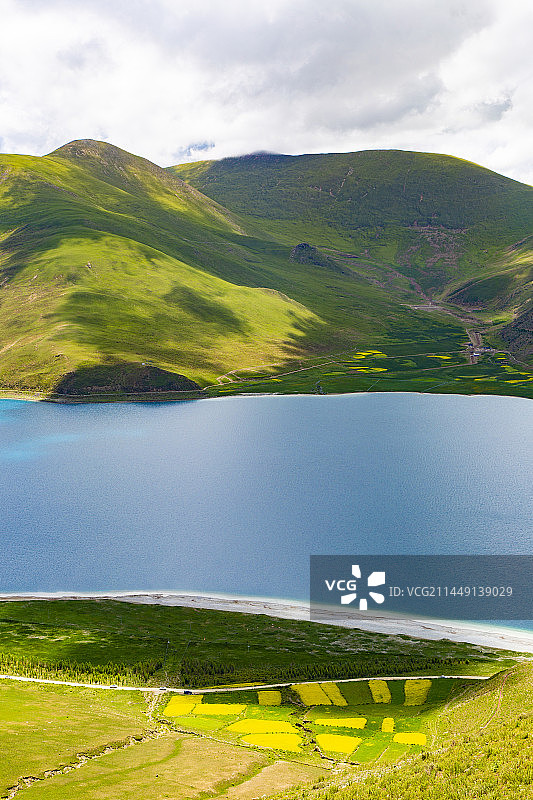 西藏山南市贡嘎县羊卓雍措羊湖夏季自然风光图片素材