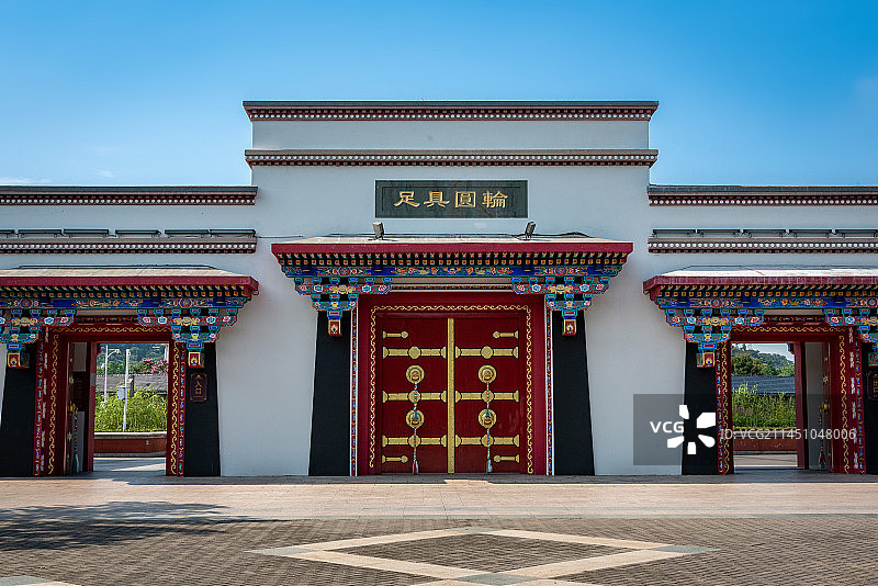 蓝天白云下无锡灵山胜境的五印坛城西藏风格藏传佛教寺庙建筑，牌匾上书轮回具足图片素材
