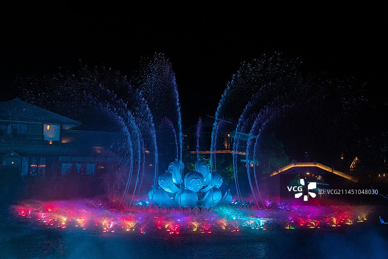 夜色中的无锡拈花湾香悦花街花开五叶喷泉表演和夜景，心灵度假地图片素材