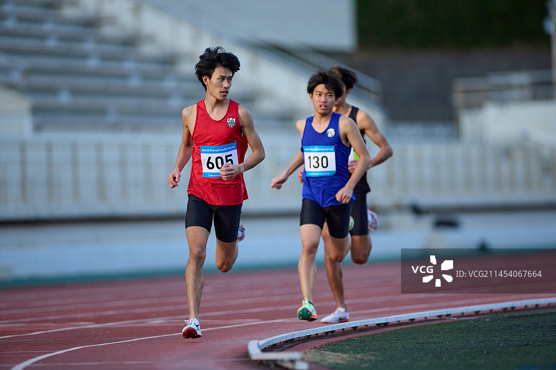 日本运动员在跑道上奔跑图片素材