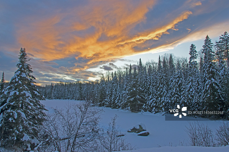 日落时分，加拿大魁北克省拉毛里西国家公园结冰的湖面上五彩缤纷的天空图片素材