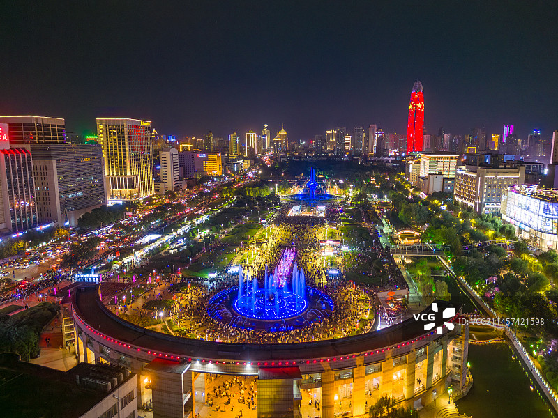 航拍国庆期间的济南泉城广场夜景图片素材