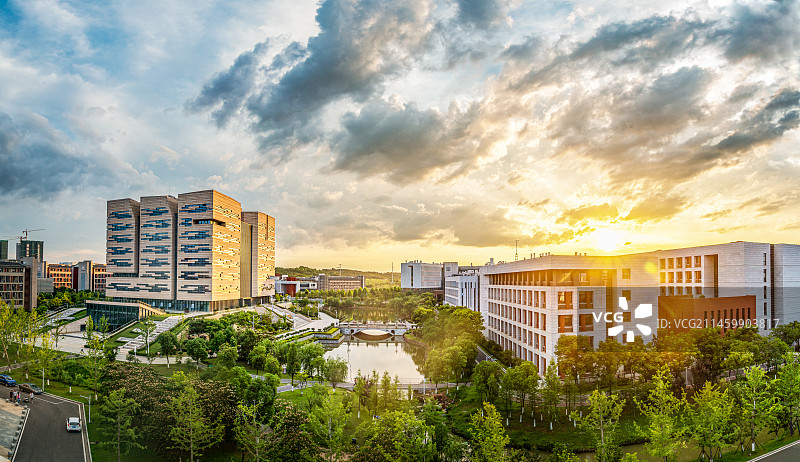 夕阳下的中国地质大学（武汉）未来城校区图片素材