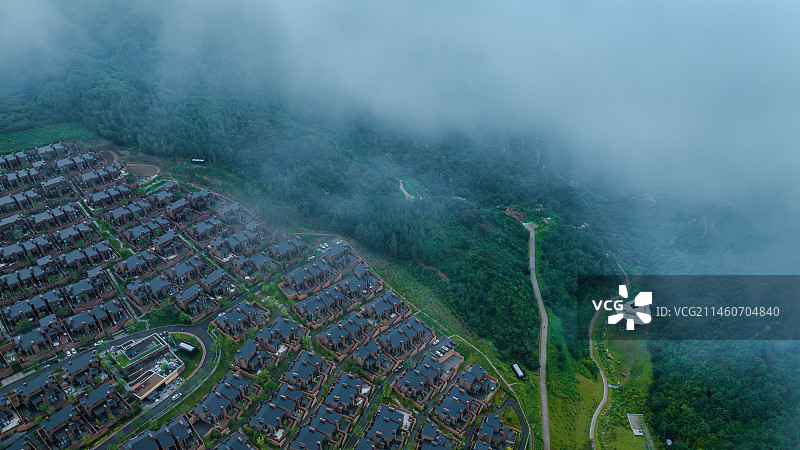 云雾缥缈的山谷社区图片素材