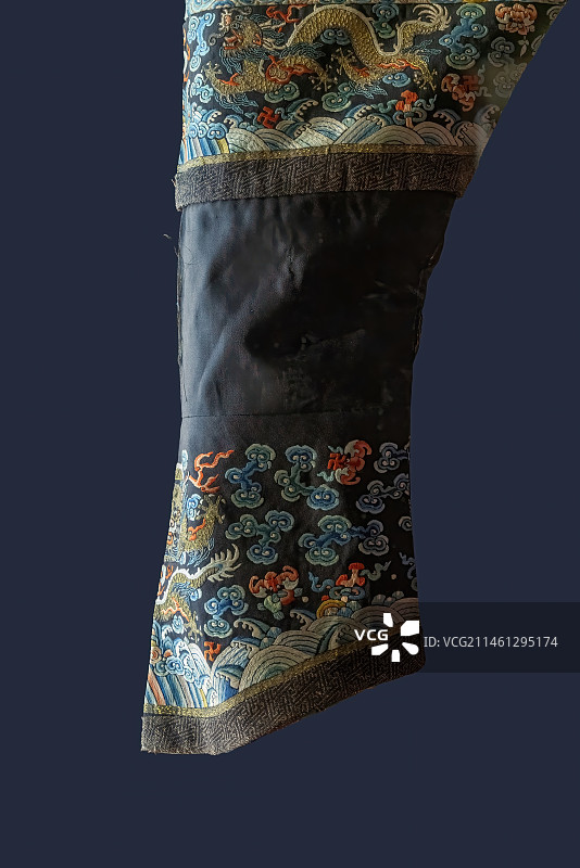 中国古代服装式样，龙袍，圆领，马蹄袖图片素材