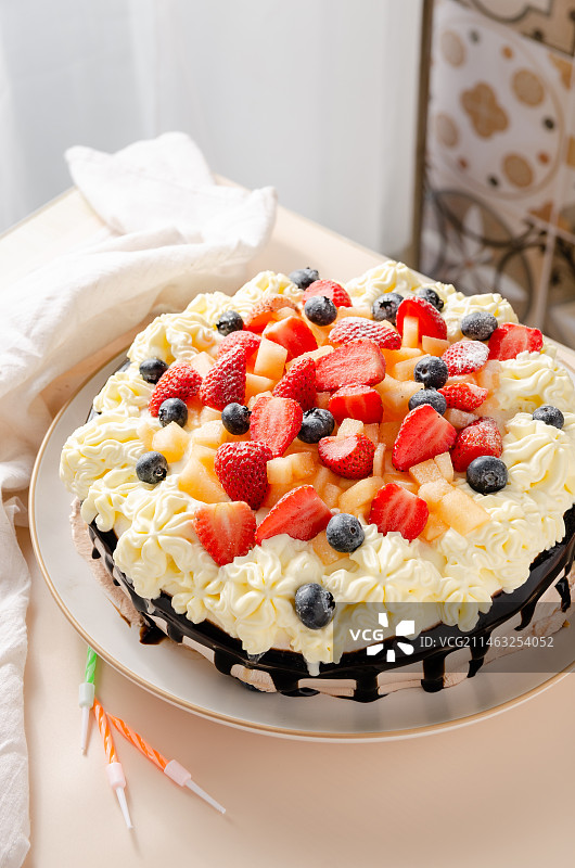 庆祝生日的水果奶油生日蛋糕图片素材