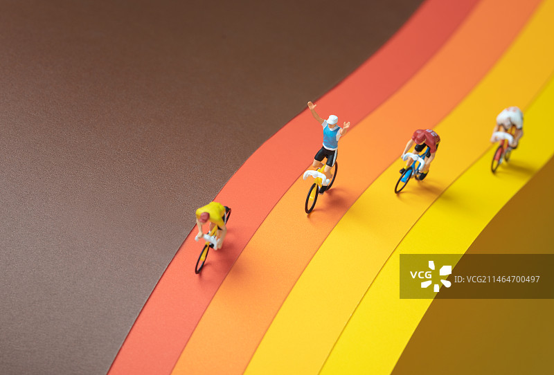 微缩创意五彩跑道与竞赛中的公路自行车图片素材