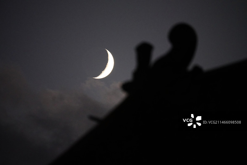 月缺月亮与寺庙屋檐特写图片素材
