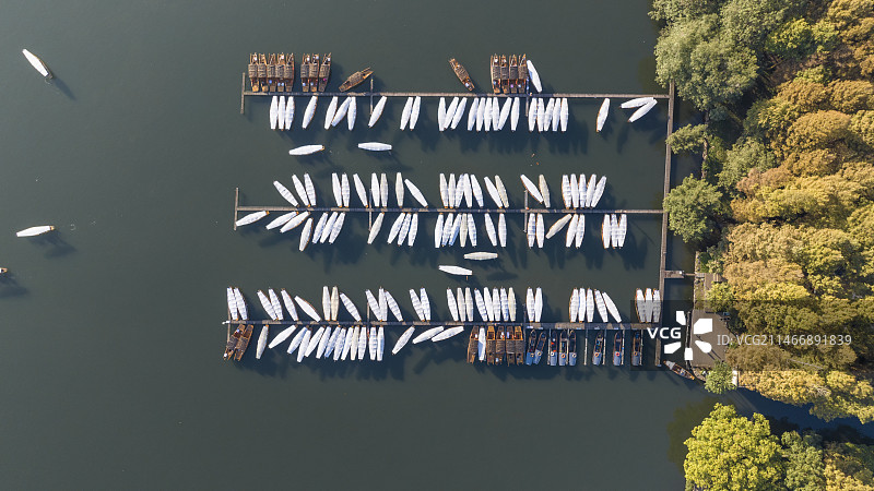 西湖秋冬季航拍手摇船泊位俯拍图片素材