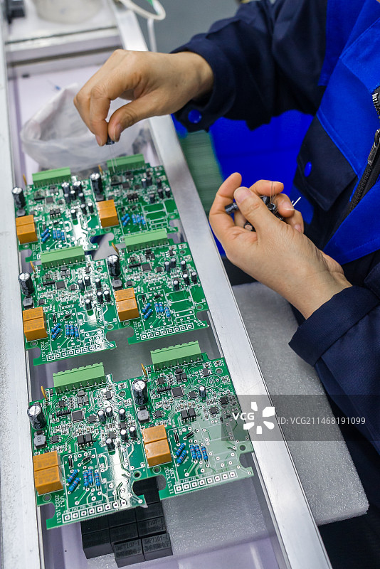 半导体电路板芯片电子产品科技创新高新技术企业工人生产图片素材