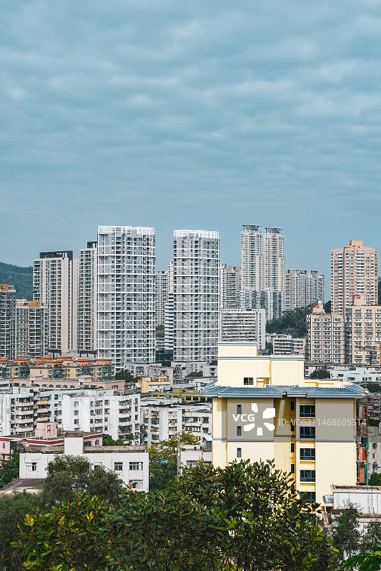 珠海夏湾炮台山山顶远眺市区的城市风光图片素材
