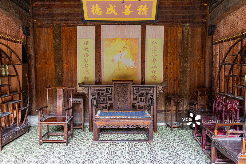 中国传统建筑住宅内部拍摄主题，古代建筑内部环境，房间里的桌子 椅子博古架屏风，室内无人图像摄影图片素材