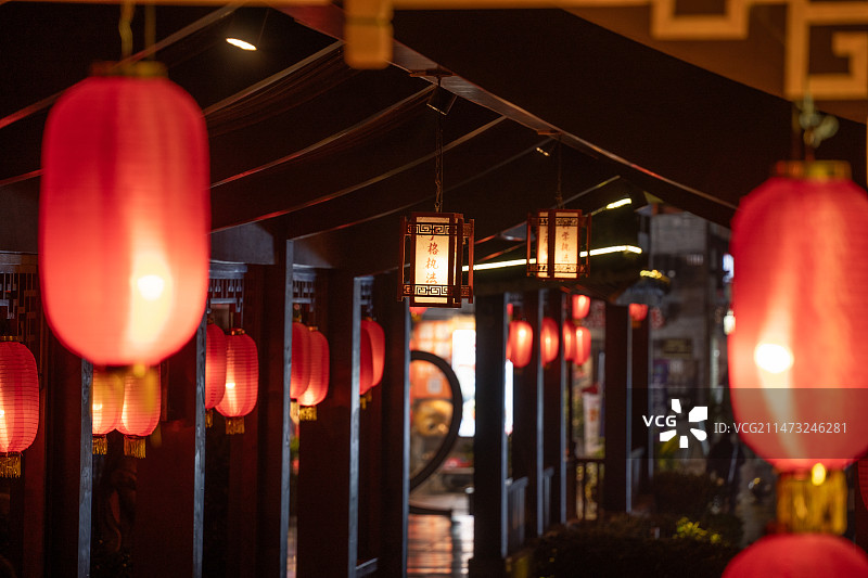 广西桂林东西巷处处可见新年彩灯，洋溢着喜庆气氛。图片素材