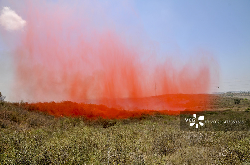 以色列，飞机在山火上投放阻燃剂图片素材