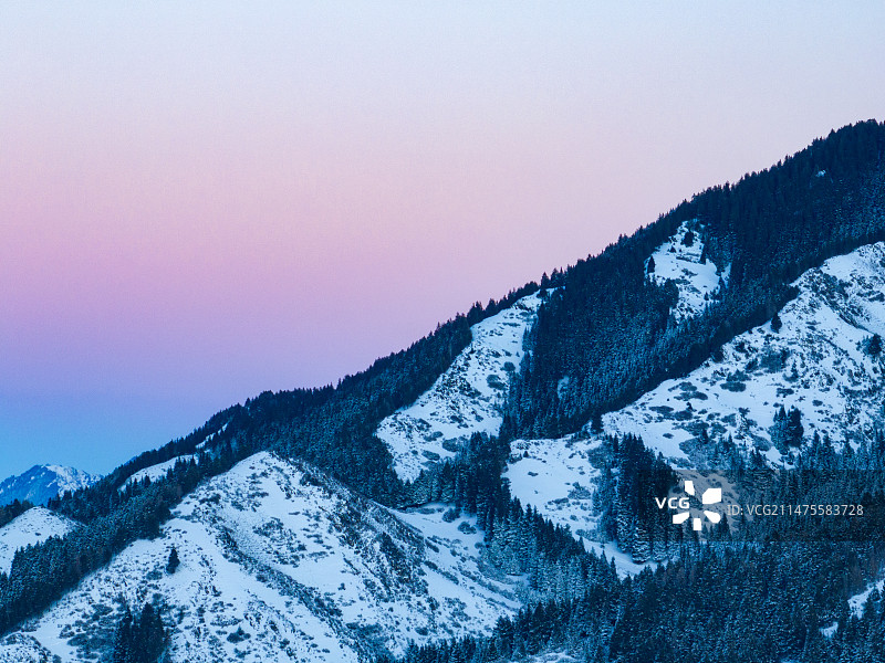 黄昏下的雪山图片素材