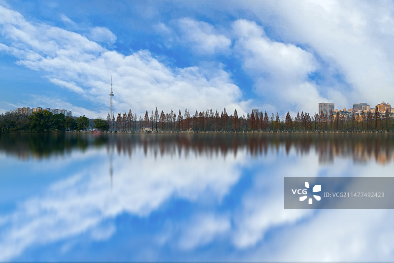 天空映衬下的湖景图片素材