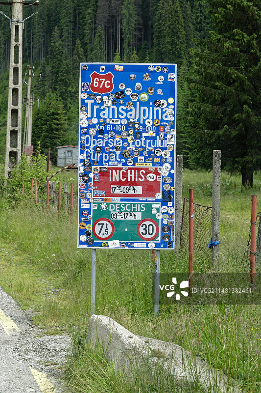 Transalpina公路上的路标，这条公路通向喀尔巴阡山脉南部的Fagaras山脉，也被称为Fogarasch山脉。奥巴西亚，洛特鲁伊，瓦尔恰，罗马尼亚，东南欧，欧洲图片素材
