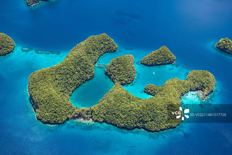 鸟瞰Ogyurottoru岛，它是联合国教科文组织自然岩石群岛遗产Urukthapel群岛的一部分，位于太平洋帕劳南部泻湖的西太平洋，帕劳共和国图片素材