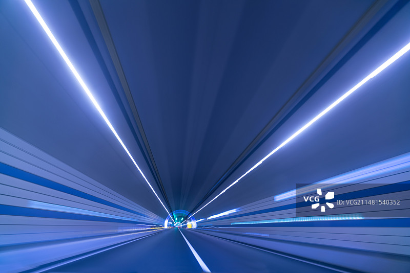 运动模糊的隧道公路图片素材