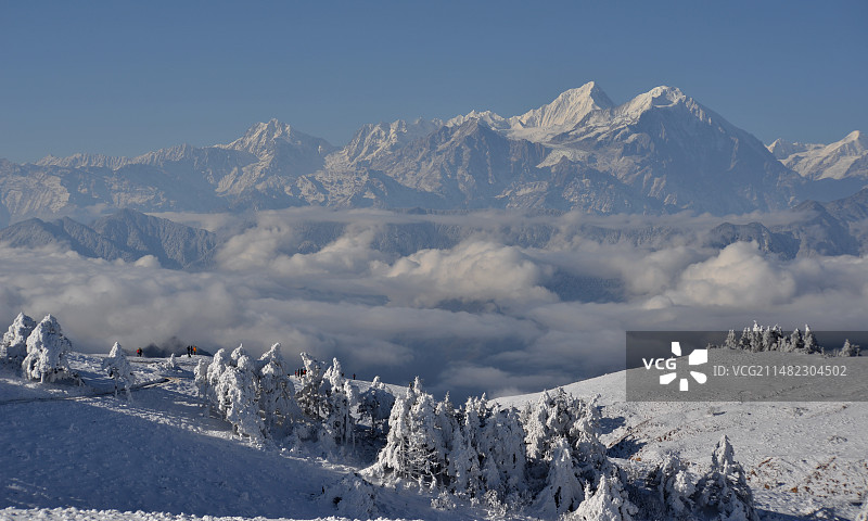 白雪皑皑的群山在晴朗的天空中俯瞰，川西，华尖山图片素材