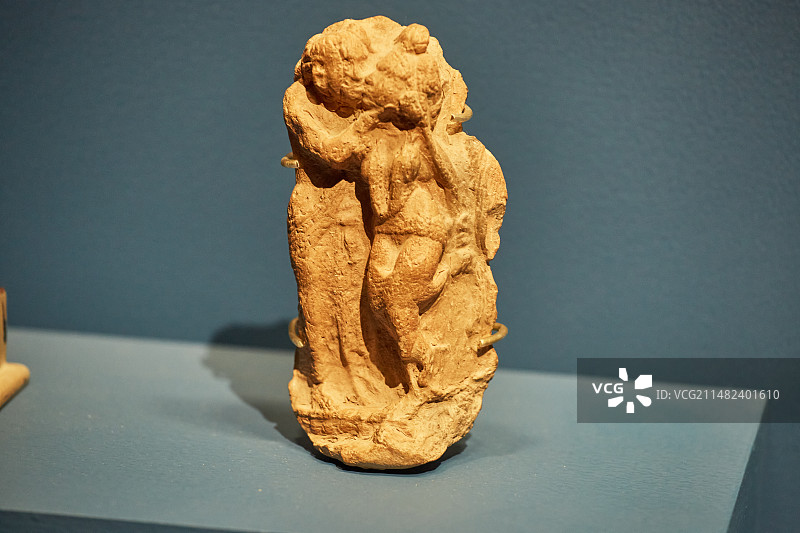 古犍陀罗文化陶制男女亲吻场景雕塑图片素材
