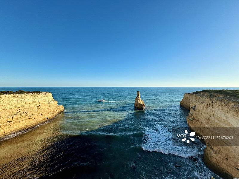 碧空映衬下的海岩景观图片素材