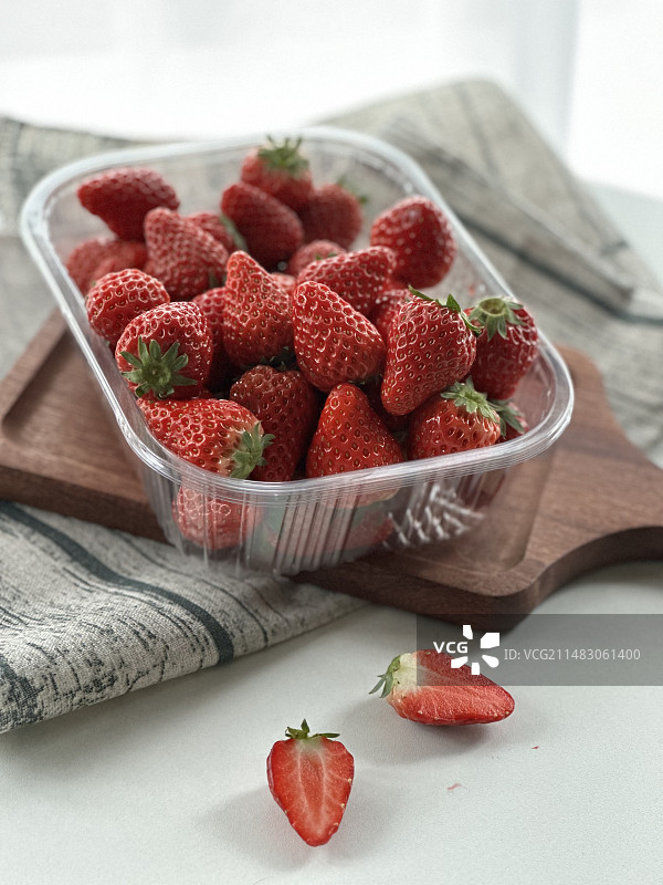 桌子上草莓的特写镜头图片素材