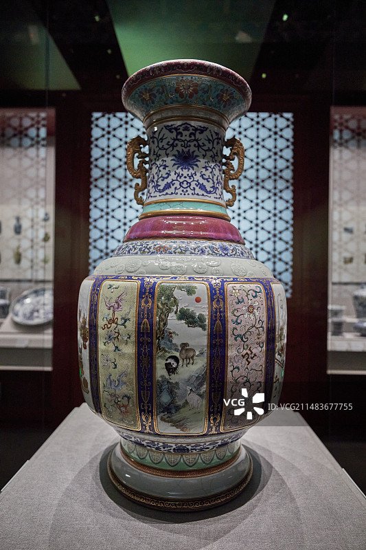 北京故宫博物院馆藏清乾隆各种釉彩大瓶图片素材