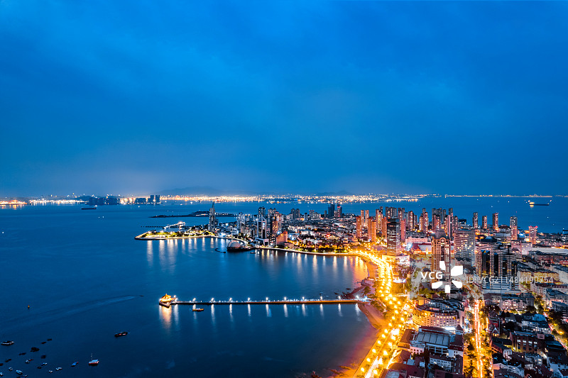 中国山东青岛栈桥和城市天际线夜景航拍图片素材