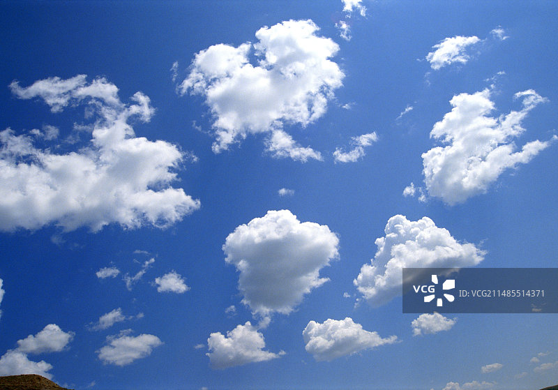 天气晴朗时典型的年轻积云图片素材