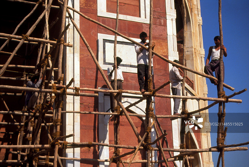 印度一座建筑上的木制脚手架图片素材