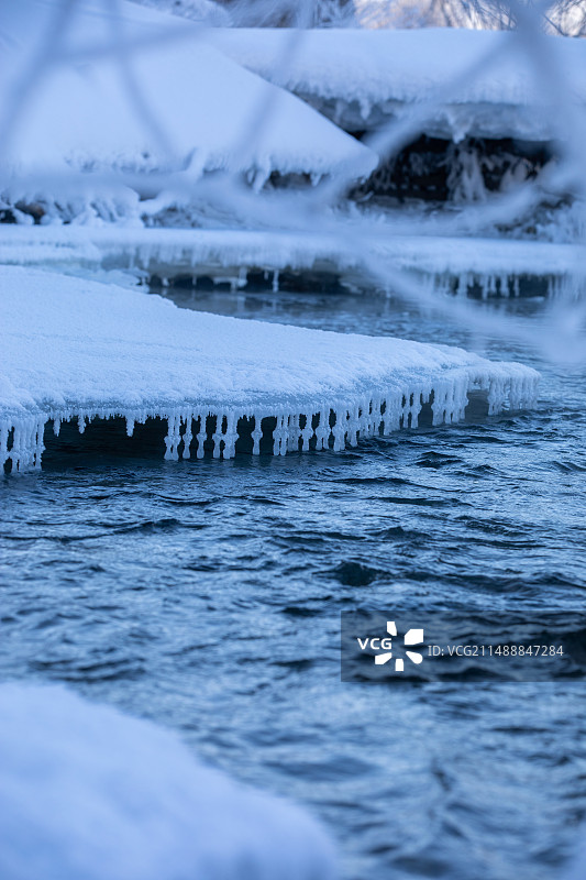 冬天河流里奇幻的冰柱图片素材