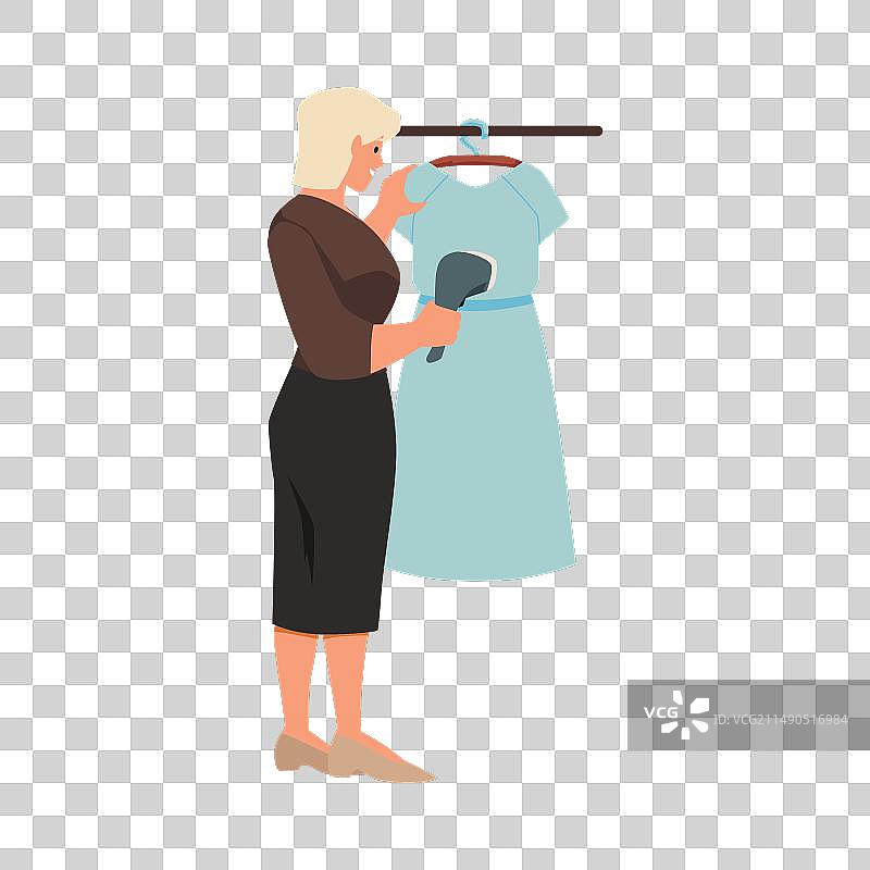 妇女用手工熨烫一件蓝色的衣服图片素材