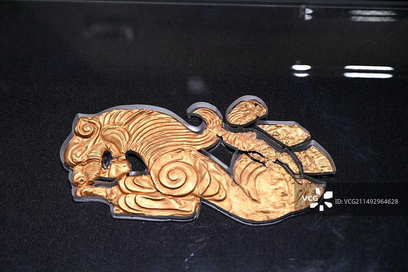 新疆博物馆 狮虎形金箔饰 托克逊县阿拉沟墓地出土图片素材