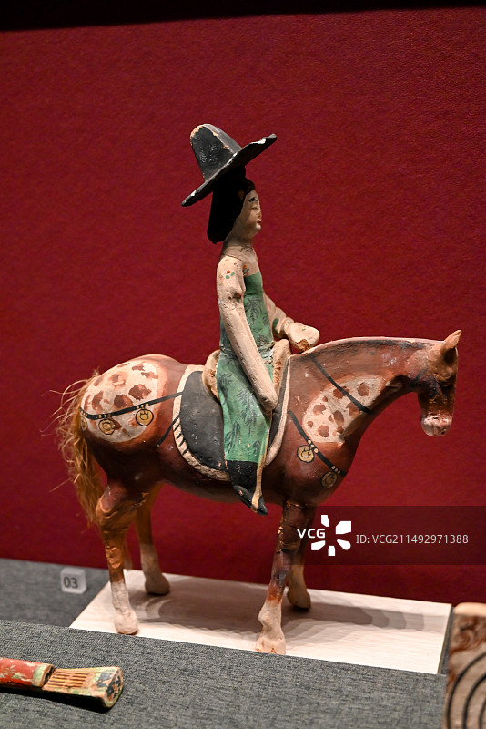 新疆博物馆 唐代戴帏帽骑马仕女俑 阿斯塔纳墓葬出土图片素材