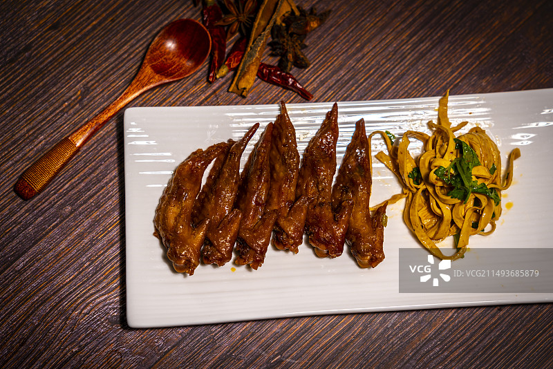 中国传统美食卤菜麻辣鲜香鸡翅尖鸡爪凉菜静物特写图片素材