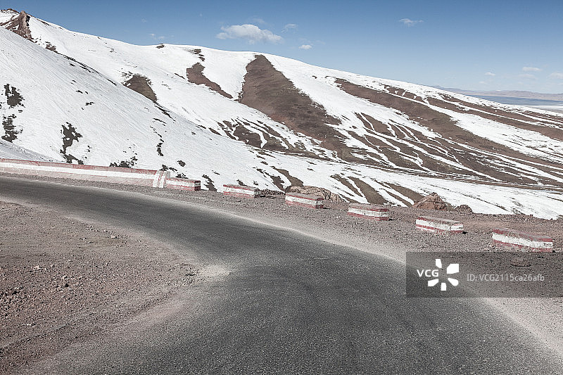 西藏雪域公路图片素材