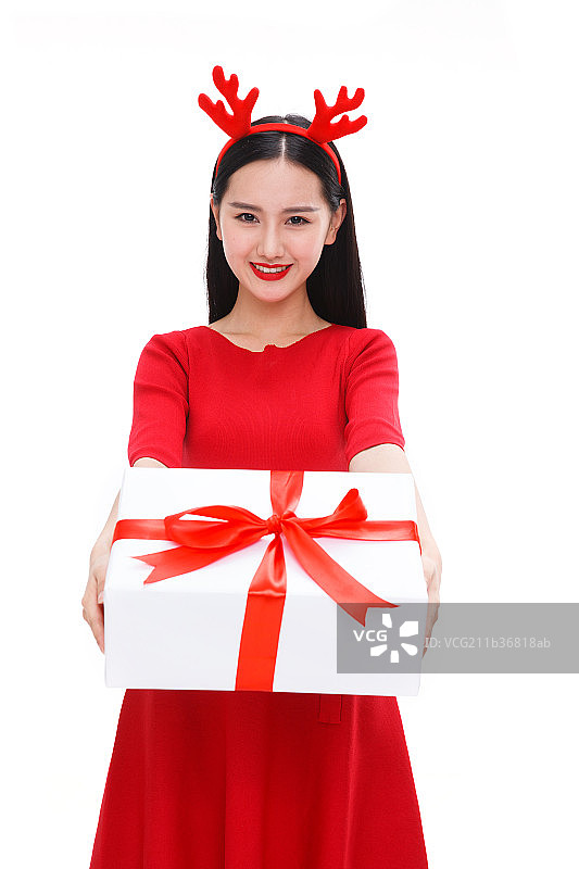 青年女人拿着圣诞礼物图片素材