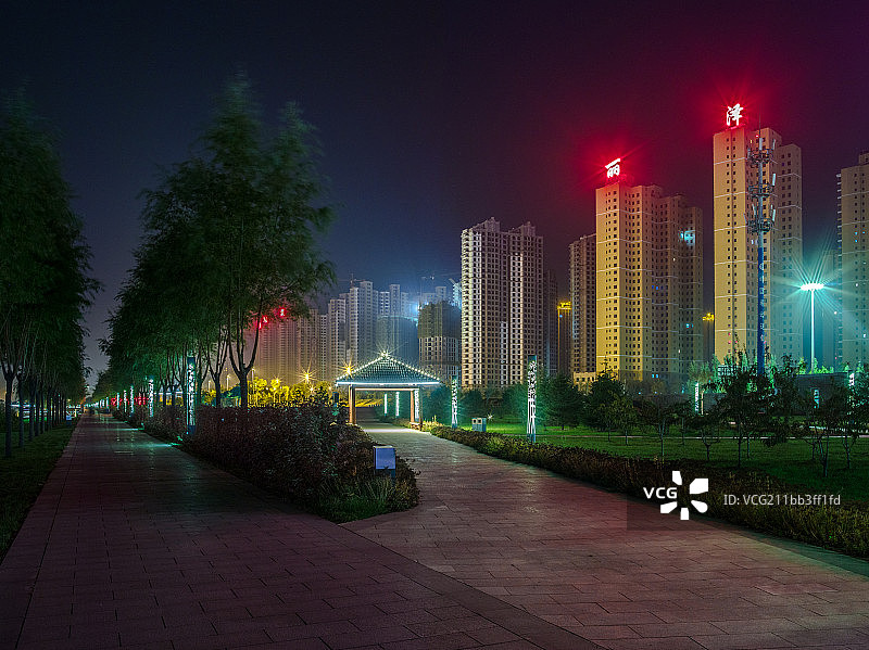 山西省太原市滨河西路高层建筑群夜景图片素材