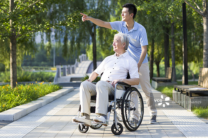 护工与坐着轮椅的老人图片素材