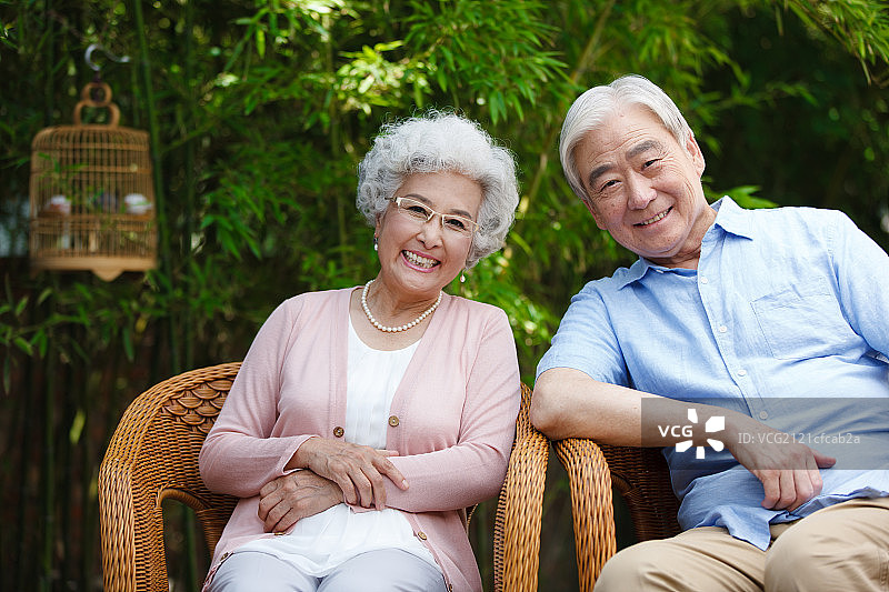 老年夫妇坐在院子里的椅子上图片素材
