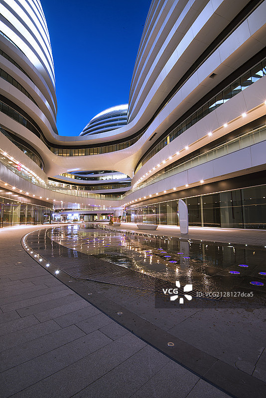 北京新地标建筑银河SOHO室外夜景图片素材