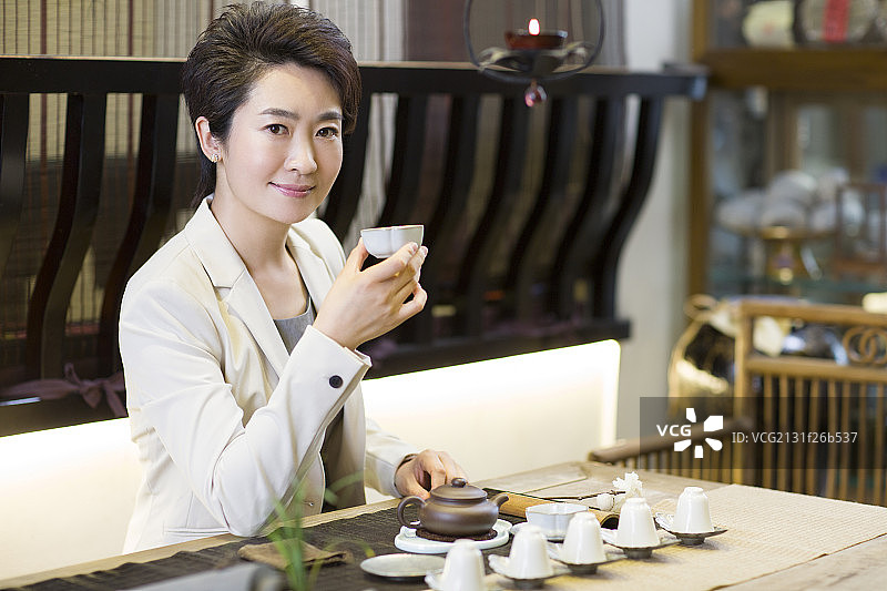 商务女性在茶馆喝茶图片素材